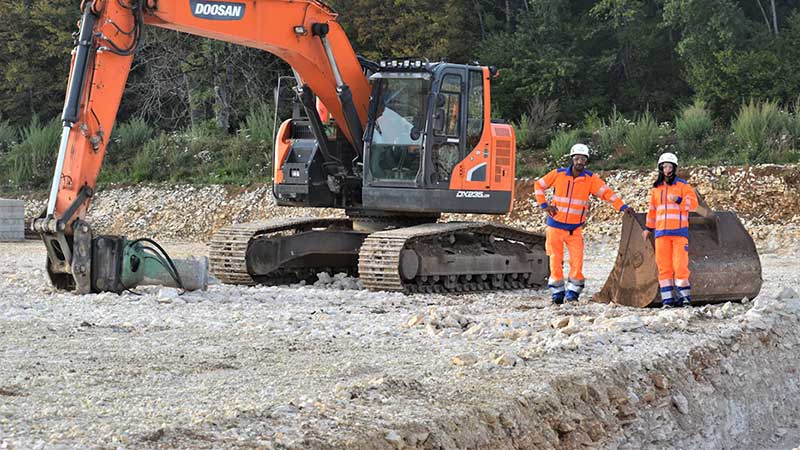 Doosanexcavator-02