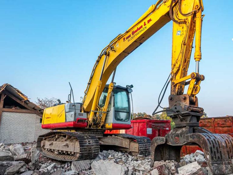 Excavator-with-Rotating-Log-Grapple