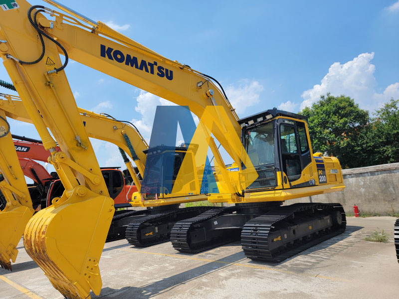 KomatsuPC200-01